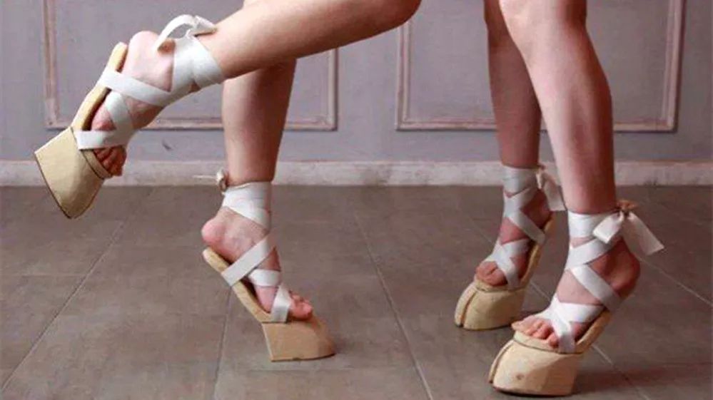 奇闻|日本购物网站“蹄形凉鞋”走红，一双2600元仍排队抢购！